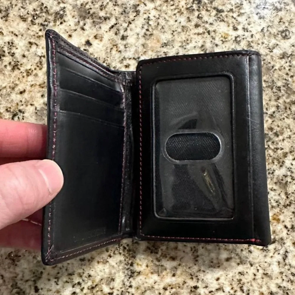 Roundtree & Yorke tri-fold wallet